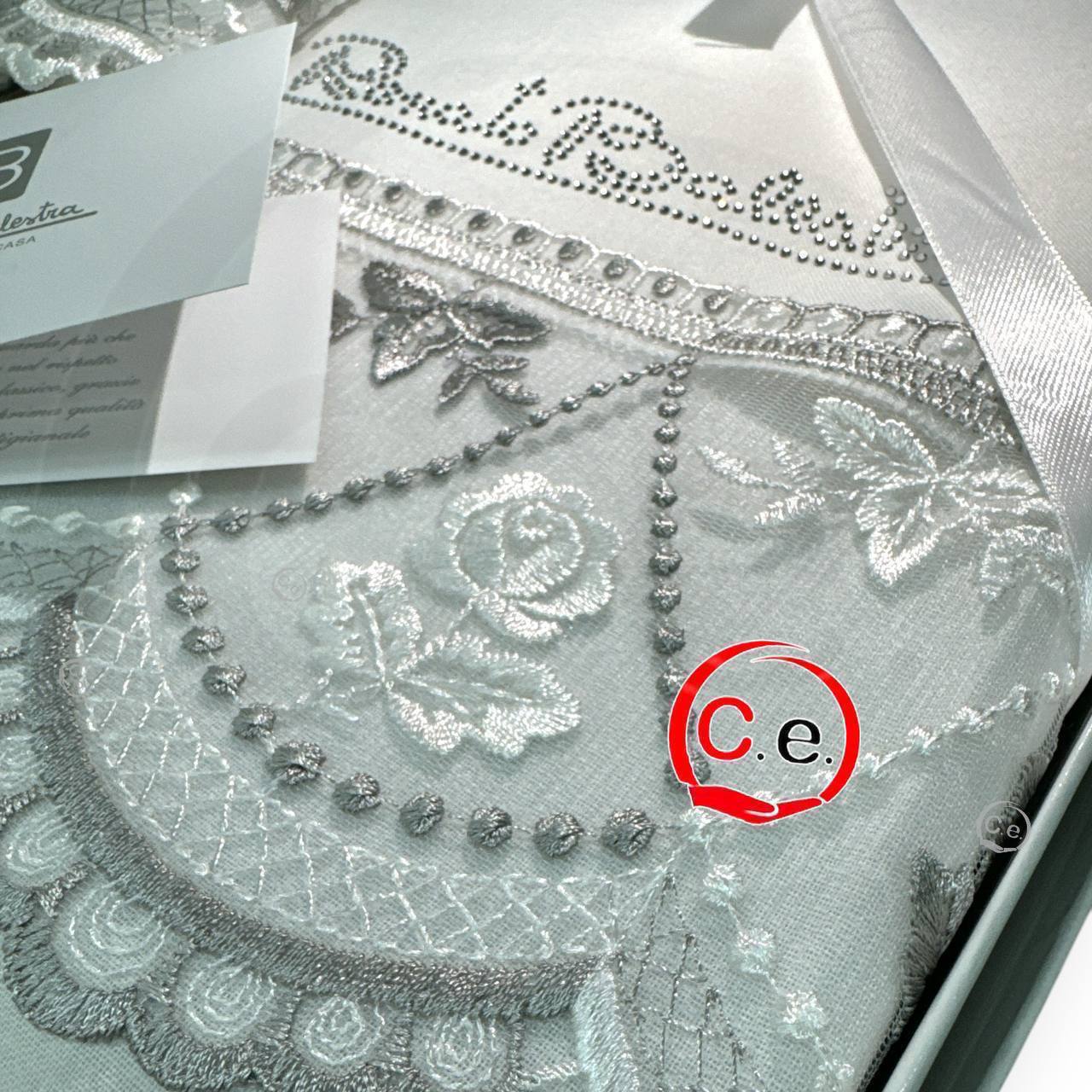 Asciugamani 1+1 Renato Balestra Penelope in lino con pizzo in macramè e Swaroski
