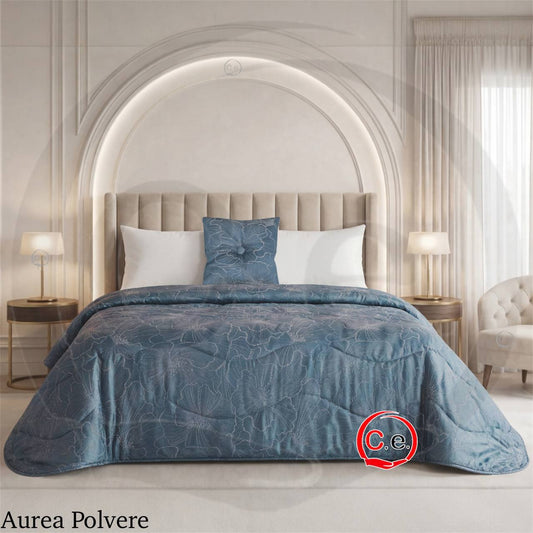 Trapunta/Piumone Aurea in soffice raso jacquard con cuscino arredo coordinato.