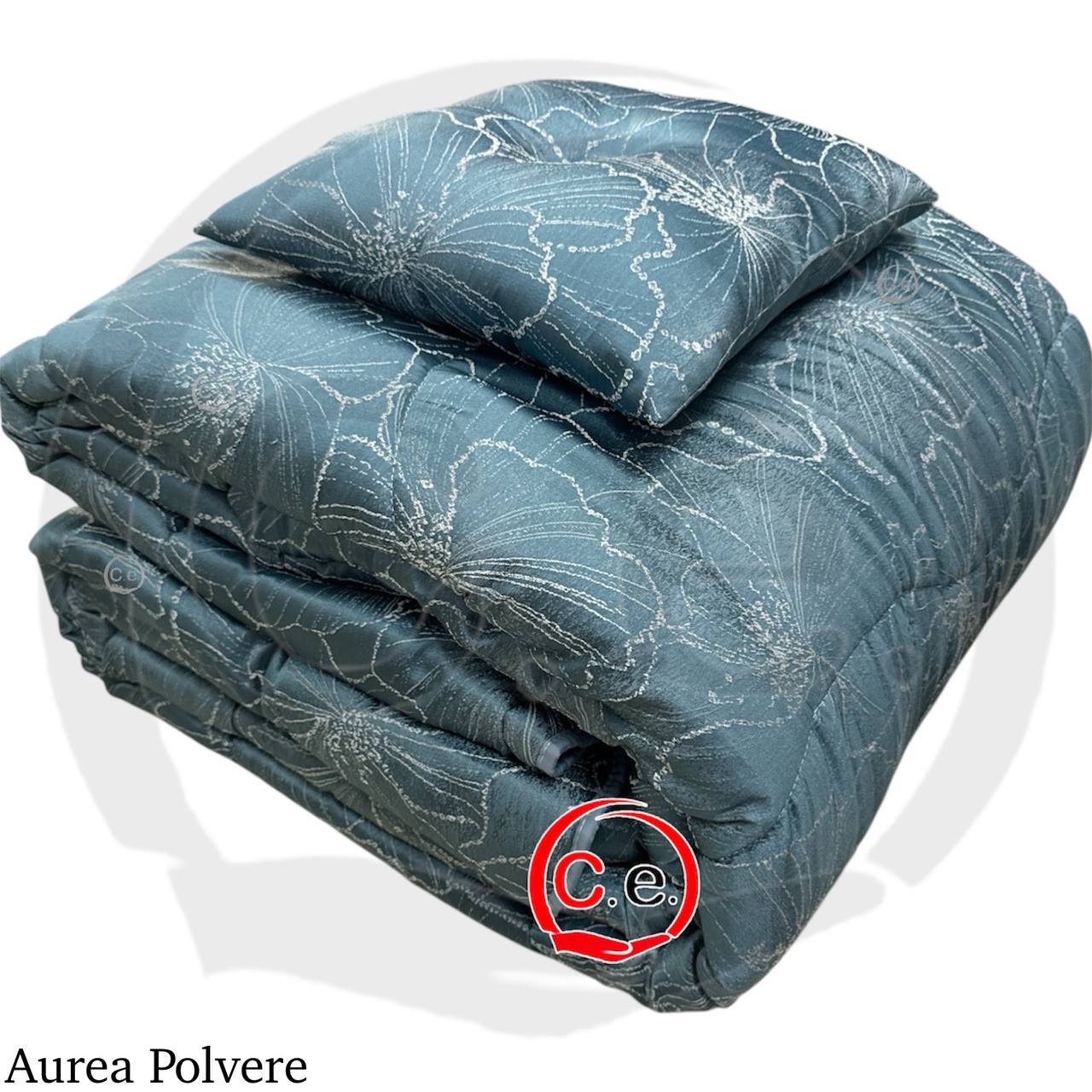 Trapunta/Piumone Aurea in soffice raso jacquard con cuscino arredo coordinato.