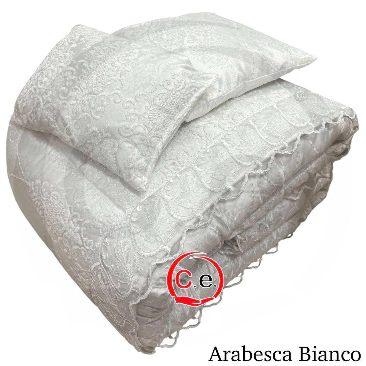 Trapunta/Piumone Arabesca in tessuto ricamato nei minimi particolari, impreziosita da pizzo in rebrodè