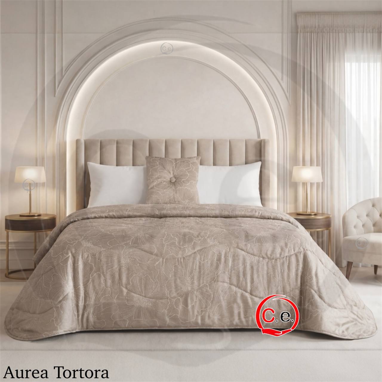 Trapunta/Piumone Aurea in soffice raso jacquard con cuscino arredo coordinato.