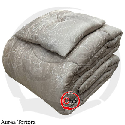 Trapunta/Piumone Aurea in soffice raso jacquard con cuscino arredo coordinato.
