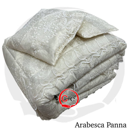 Trapunta/Piumone Arabesca in tessuto ricamato nei minimi particolari, impreziosita da pizzo in rebrodè