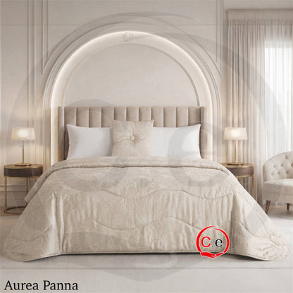 Trapunta/Piumone Aurea in soffice raso jacquard con cuscino arredo coordinato.