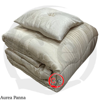 Trapunta/Piumone Aurea in soffice raso jacquard con cuscino arredo coordinato.