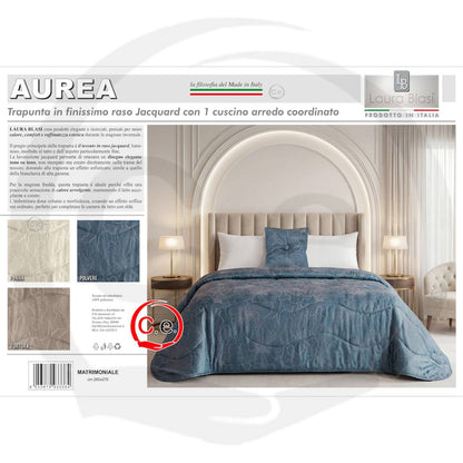 Trapunta/Piumone Aurea in soffice raso jacquard con cuscino arredo coordinato.