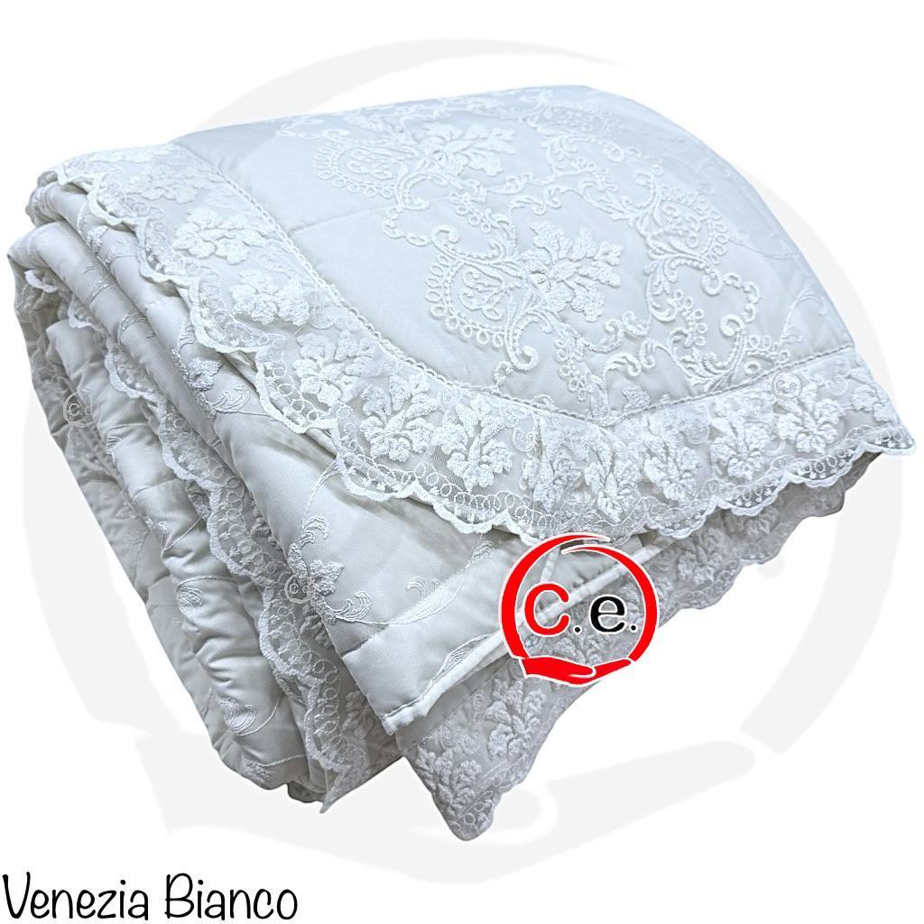 Trapunta/Piumone Venezia Coconuda ricamata con pizzo rebrodè 2 cuscini arredo coordinati