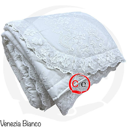Trapunta/Piumone Venezia Coconuda ricamata con pizzo rebrodè 2 cuscini arredo coordinati