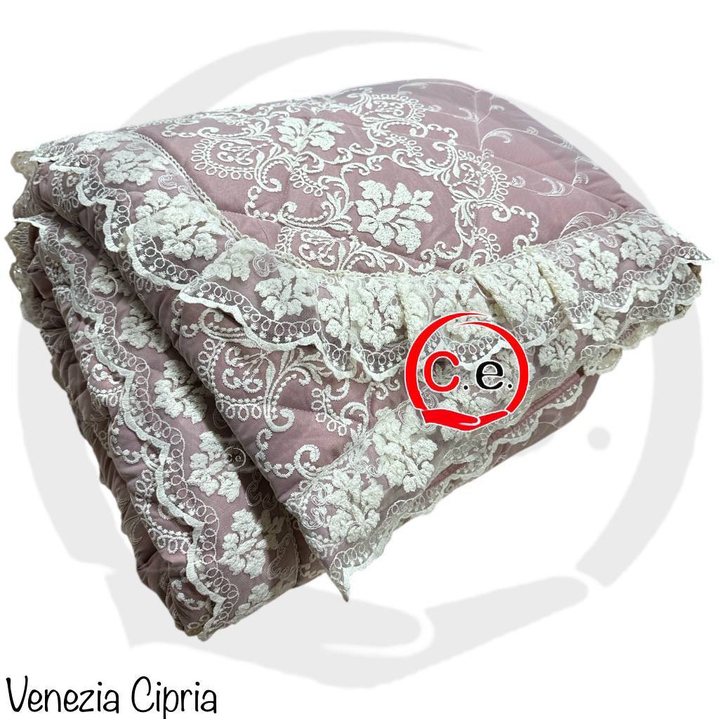 Trapunta/Piumone Venezia Coconuda ricamata con pizzo rebrodè 2 cuscini arredo coordinati
