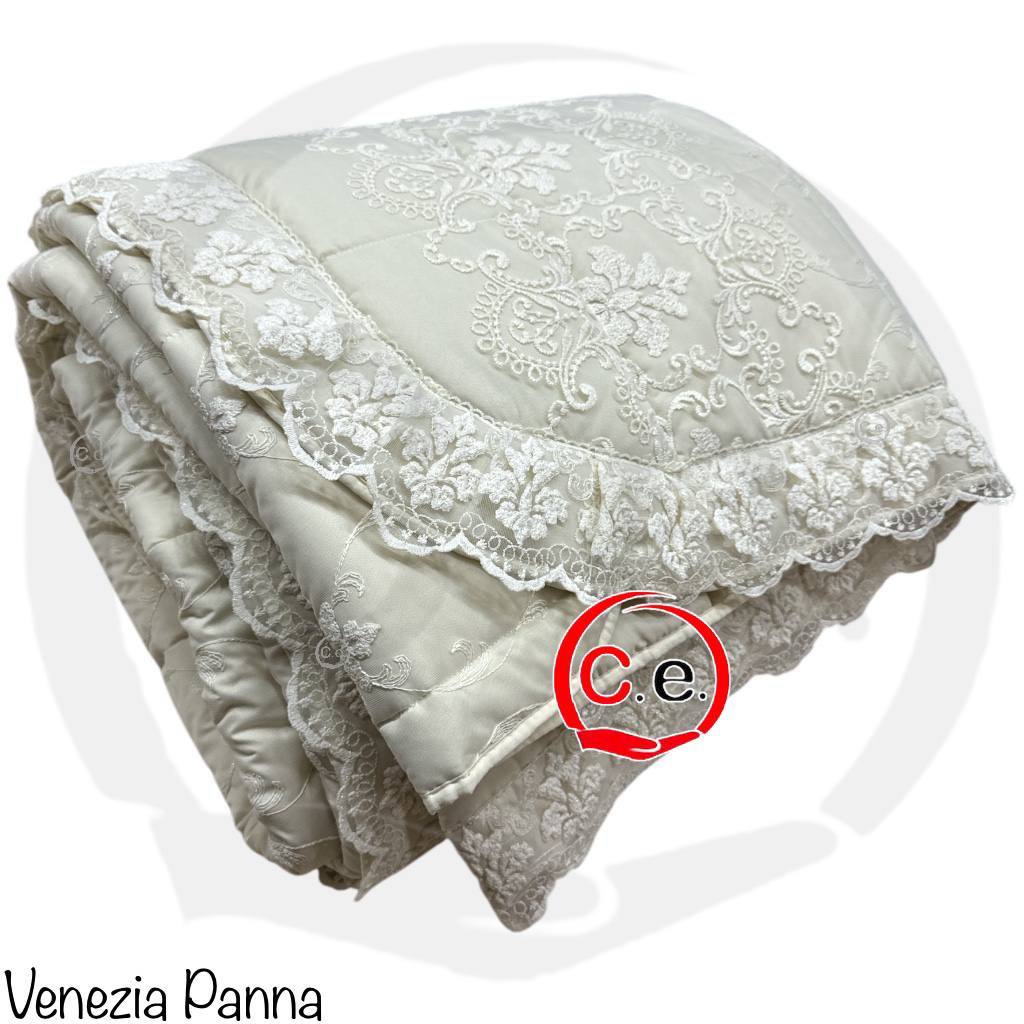 Trapunta/Piumone Venezia Coconuda ricamata con pizzo rebrodè 2 cuscini arredo coordinati