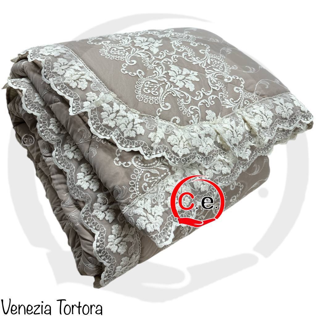 Trapunta/Piumone Venezia Coconuda ricamata con pizzo rebrodè 2 cuscini arredo coordinati