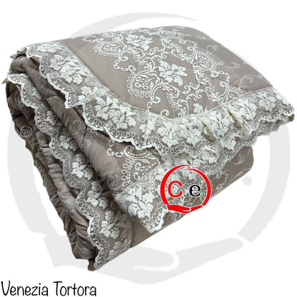 Trapunta/Piumone Venezia Coconuda ricamata con pizzo rebrodè 2 cuscini arredo coordinati