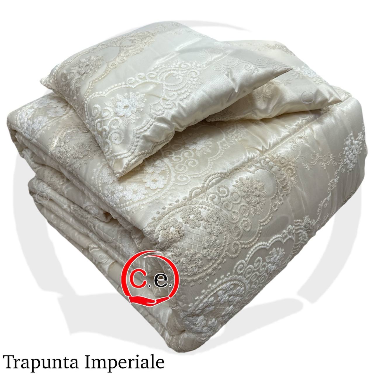 Trapunta/Piumone imperiale in tessuto lavorato e ricamato nei minimi particolari.