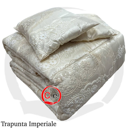 Trapunta/Piumone imperiale in tessuto lavorato e ricamato nei minimi particolari.